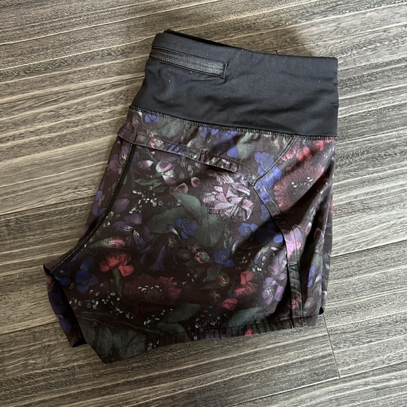 Lululemon Speed  Up Shorts - Picture 9 of 9